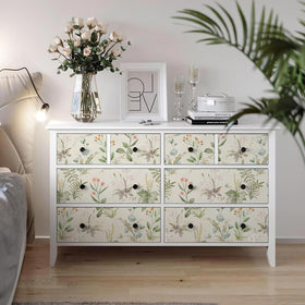 Simon&Siff pattern-matching floral wallpaper enabling seamless seams.