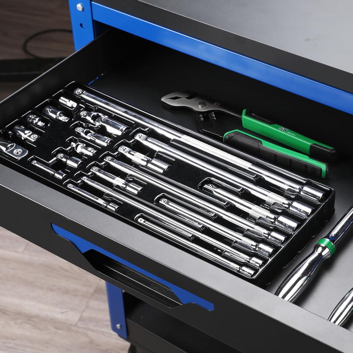 SK 20-piece adapter 3/8F x 1/2M for versatile socket setup.