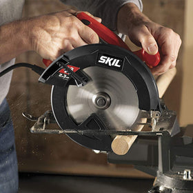 Skil 5080-01 circular saw in action cutting wood smoothly