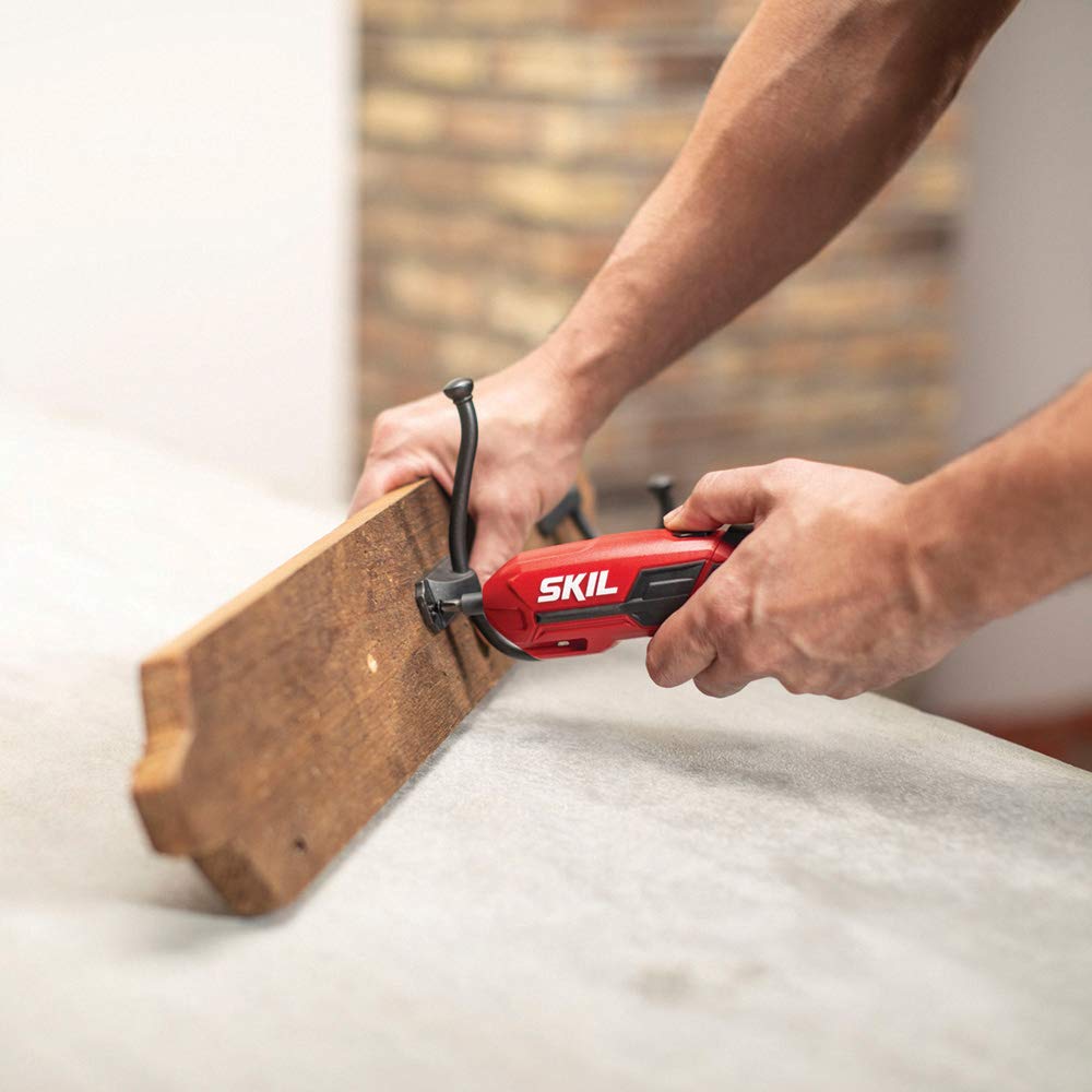 SKIL Pivot Grip forward-reverse-indicator aids quick screw direction