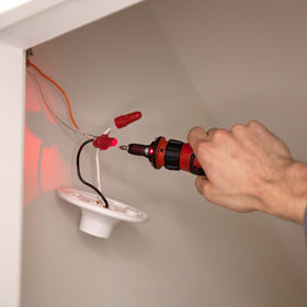SKIL SD561204 shows red light and audible alert on live circuits