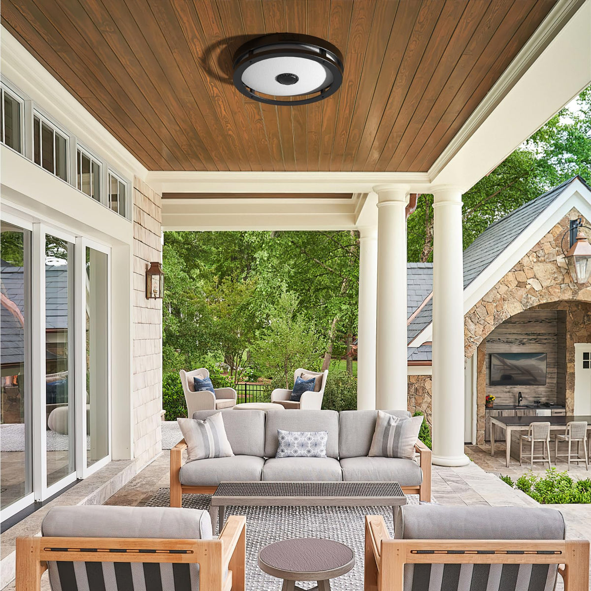 Slypadan dusk-to-dawn sensor provides consistent night lighting.