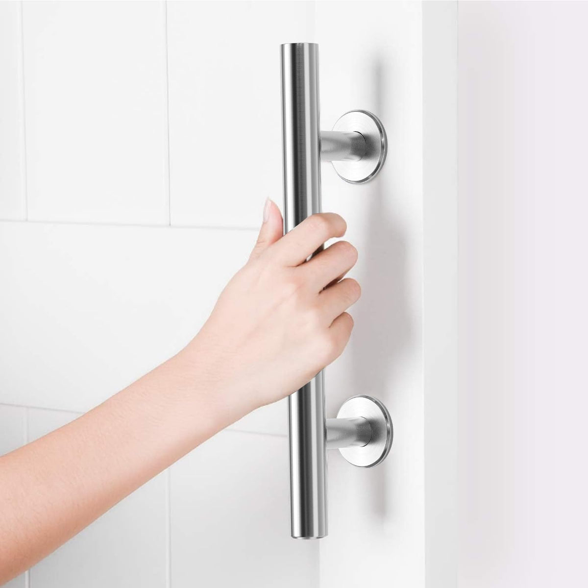 SMARTSTANDARD finger pull close-up showing easy access and secure grip.