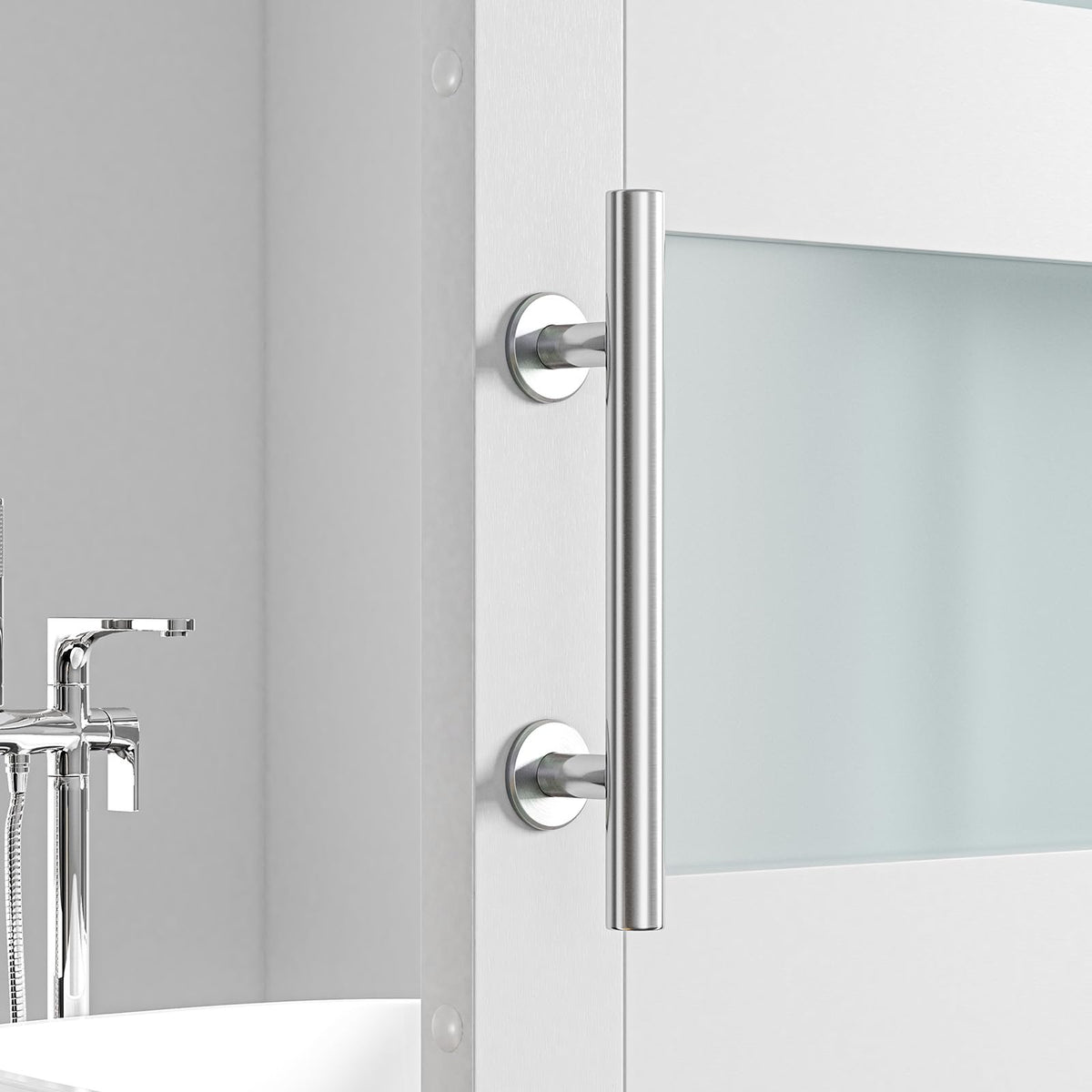 Sleek stainless steel finish on SMARTSTANDARD handle for durable use.