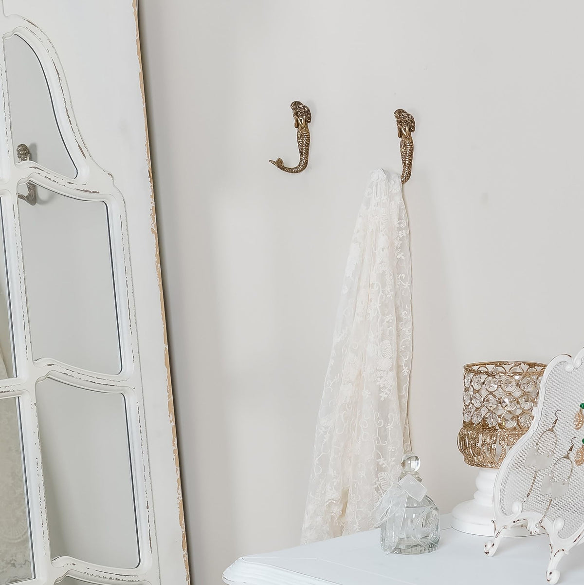SOFFEE DESIGN metal wall hanger enhances coastal decor and organization.