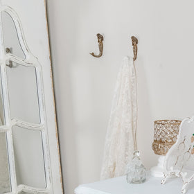 SOFFEE DESIGN metal wall hanger enhances coastal decor and organization.
