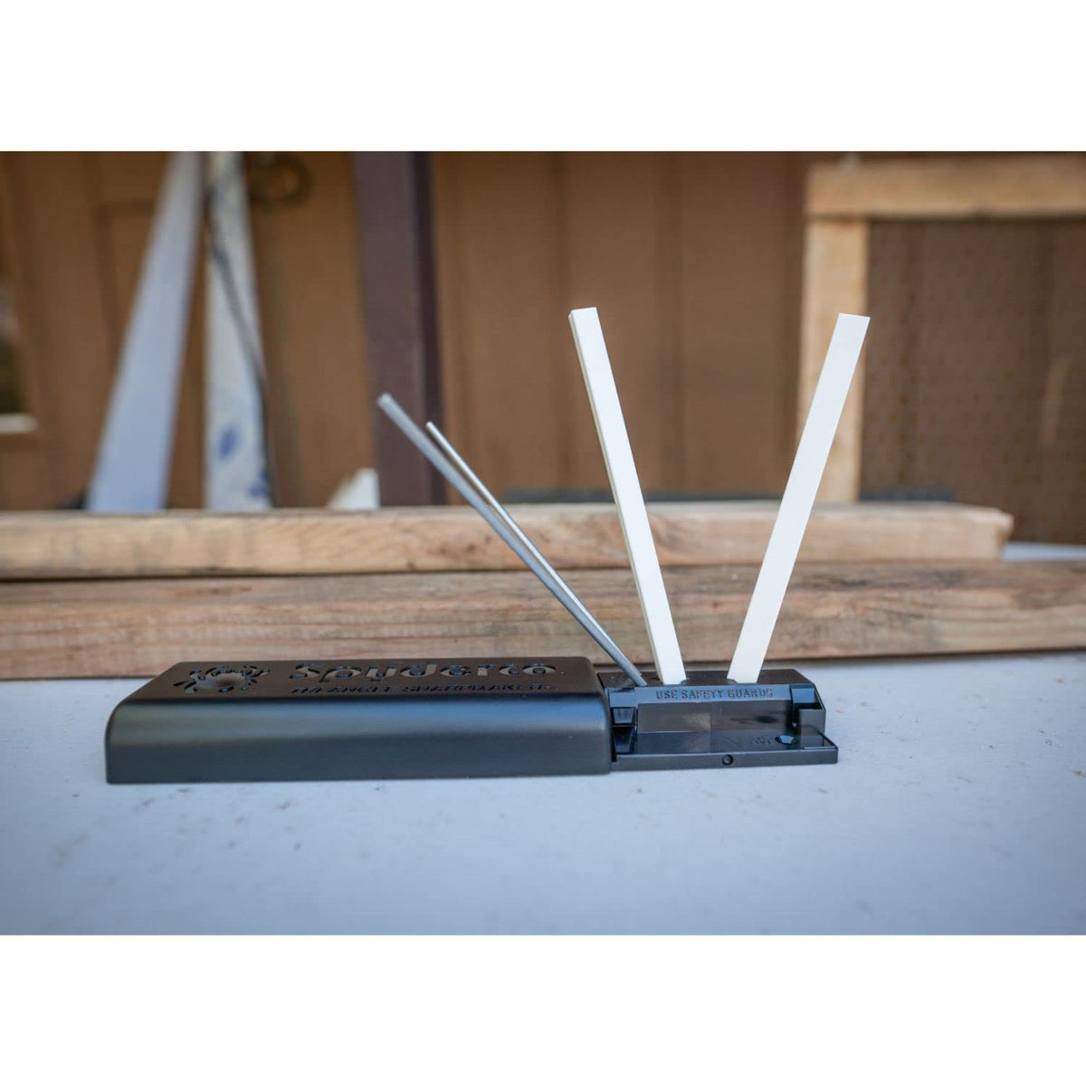 Spyderco Sharpmaker base and rod guides enable easy setup.