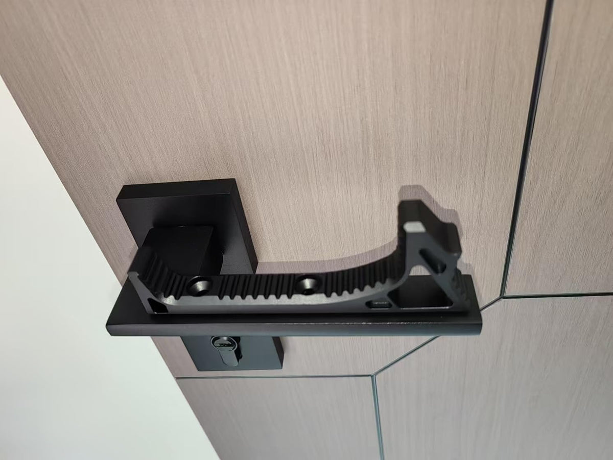 SQHYBAG aluminum door handle set on door frame demonstrates corrosion resistance