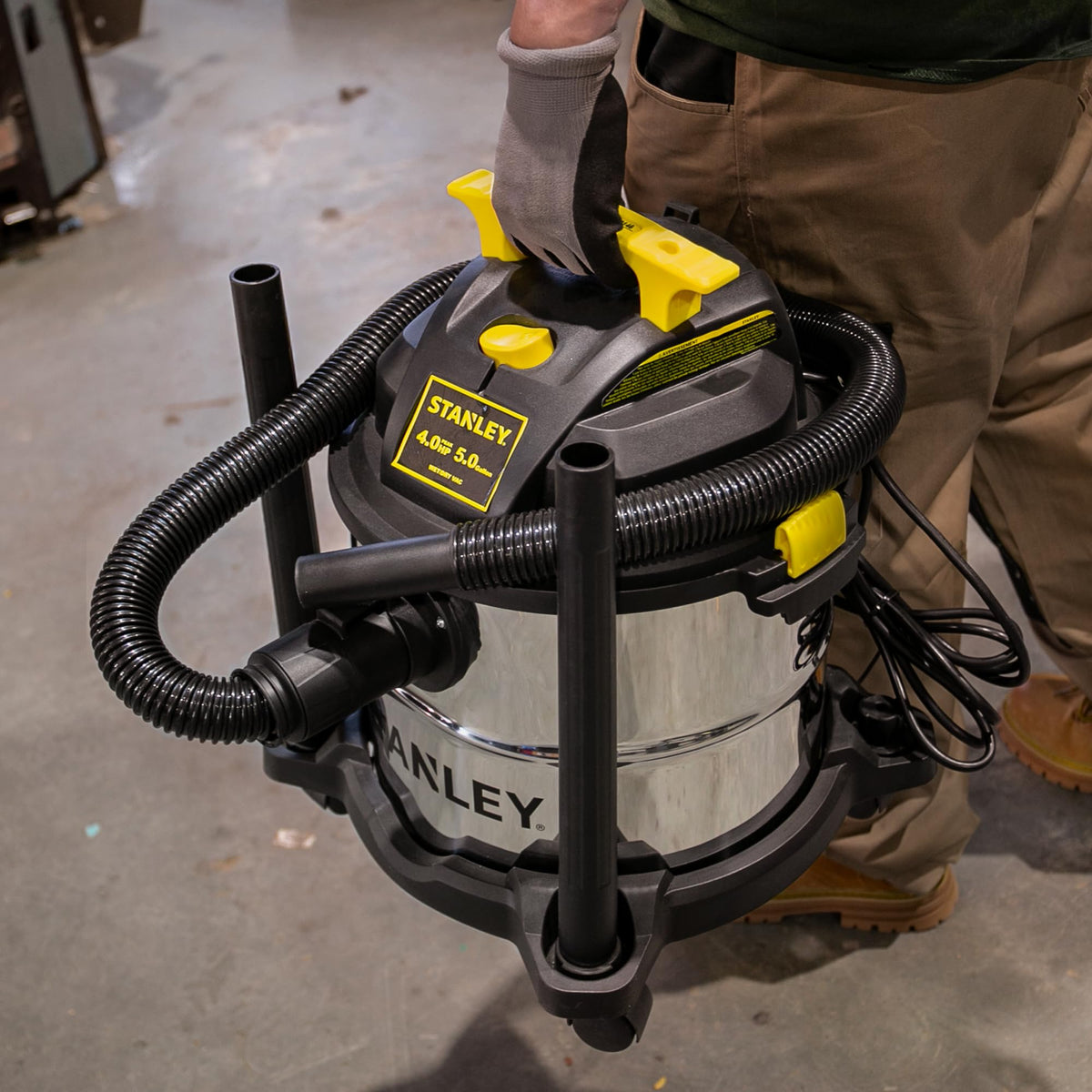 STANLEY SL18115 blower-port demonstrates fast debris removal and dust control.