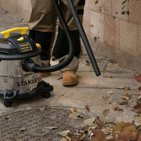 STANLEY SL18115 five-gallon capacity visual emphasizes less frequent emptying.