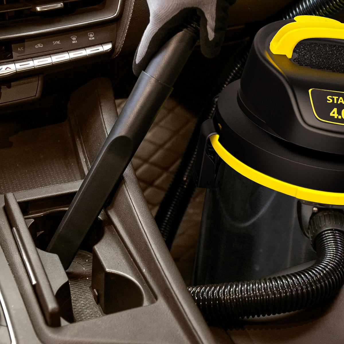 Stanley SL18129 floor nozzle for versatile surfaces.