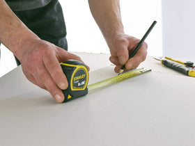Stanley Tylon Tru-Zero hook for precise inner and outer measurements.