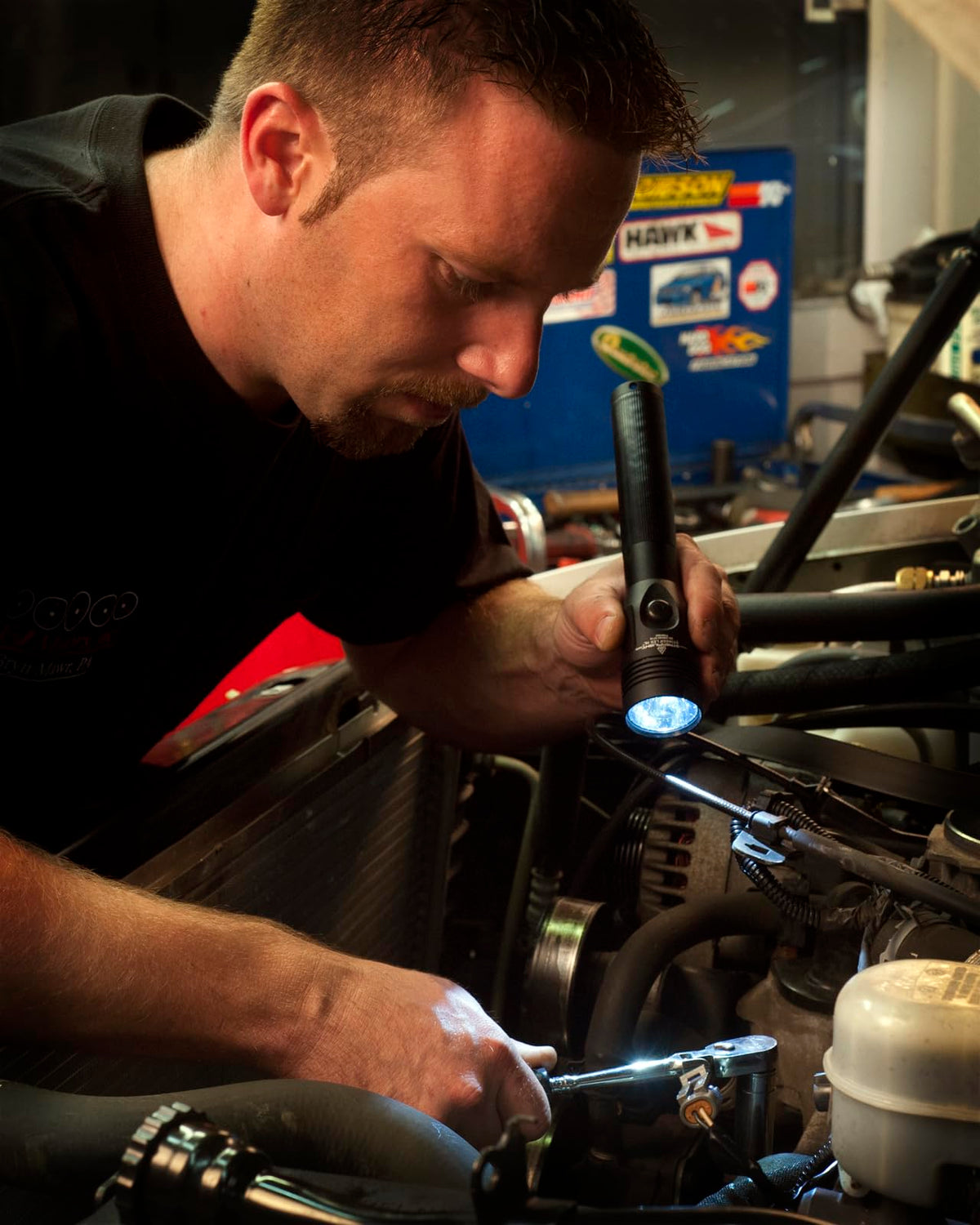 Streamlight Stinger HL 800-lumen flashlight aluminum body withstands tough work environments.