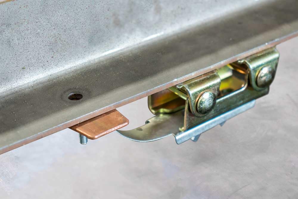 Strong Hand Tools AGK320 pivoting V-pad base supports curved panel mounting.