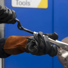 Strong Hand Tools Precision alignment screws ensure snug pipe fit.