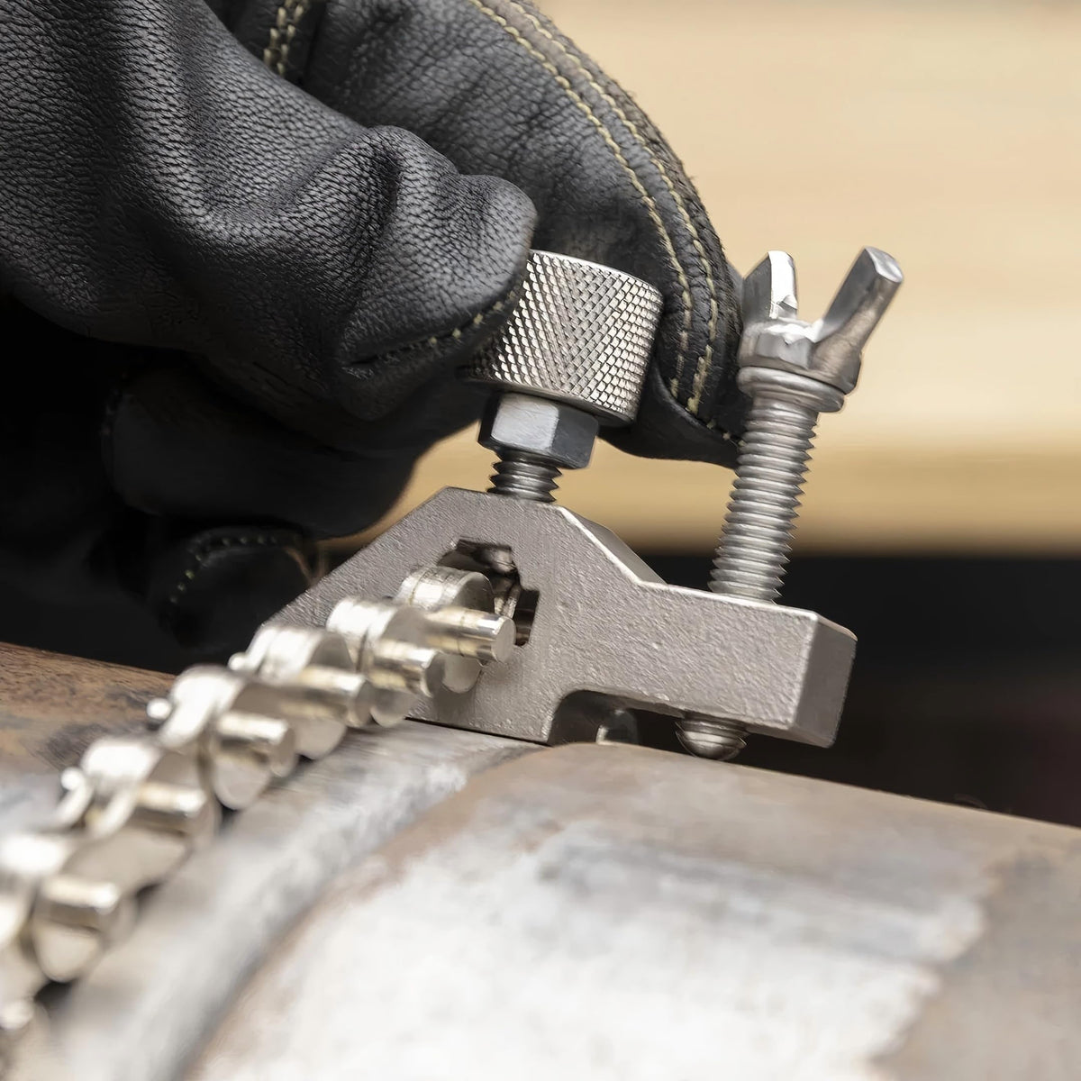 Strong Hand Tools Replaceable 48-inch chain enables quick setup.