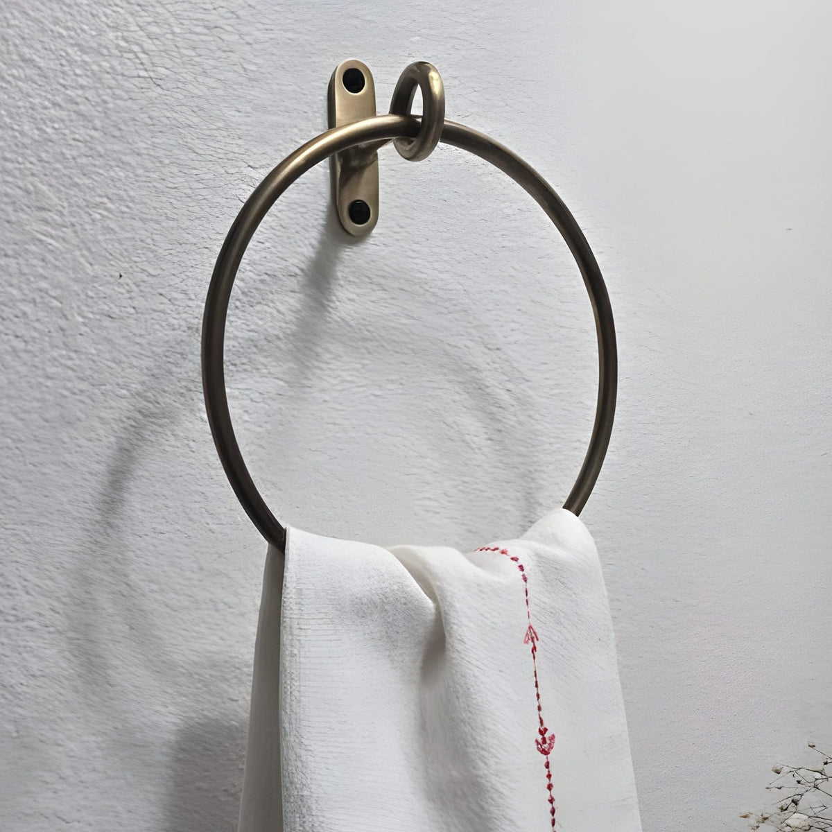 Stylentdecor brass towel ring with antique finish, enhances bathroom ambiance.