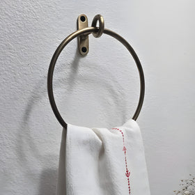 Stylentdecor brass towel ring with antique finish, enhances bathroom ambiance.