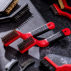 Sumind curved-handle brush offering ergonomic grip during cleaning tasks.