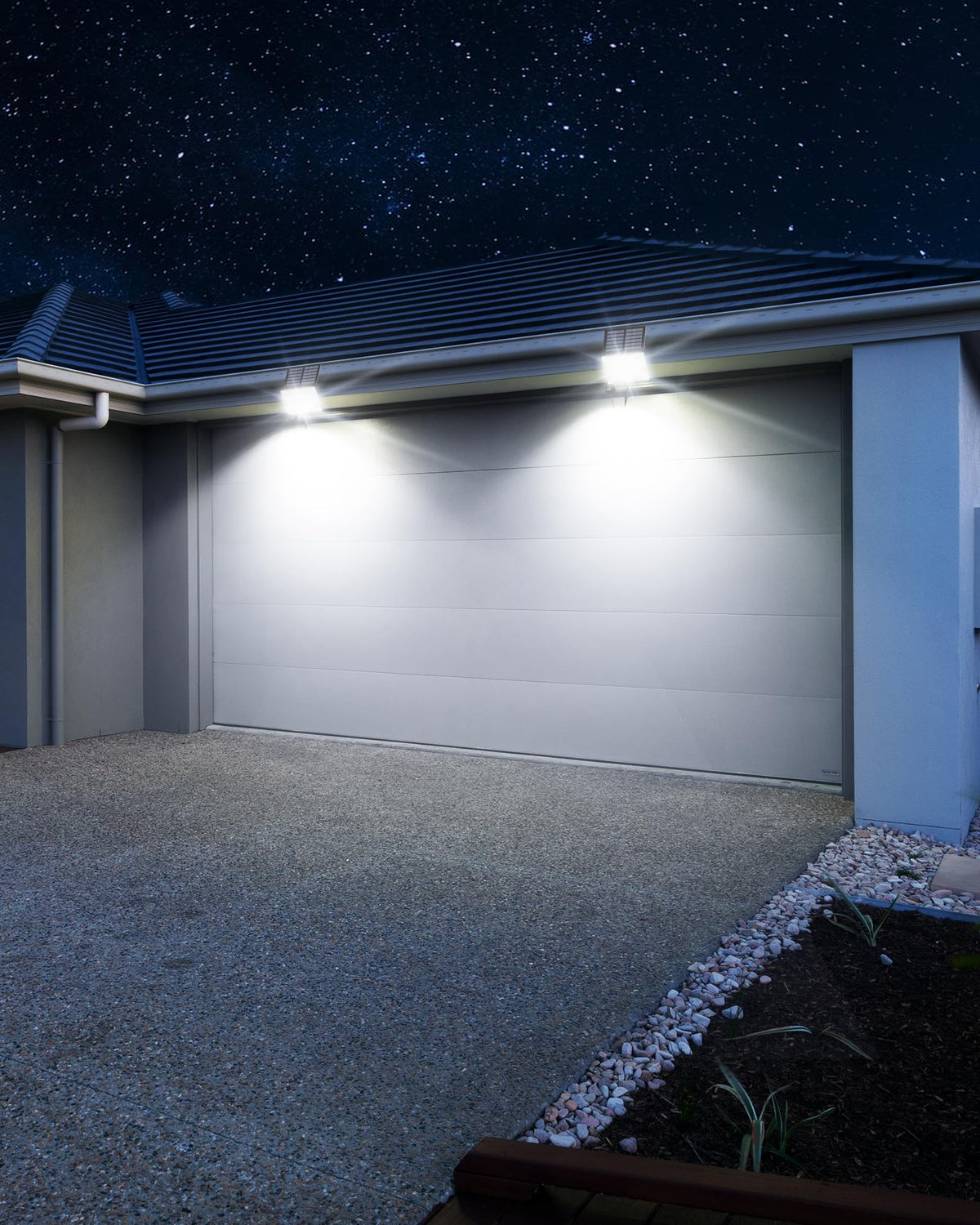 SUPERDANNY solar-powered garden light reduces wiring needs