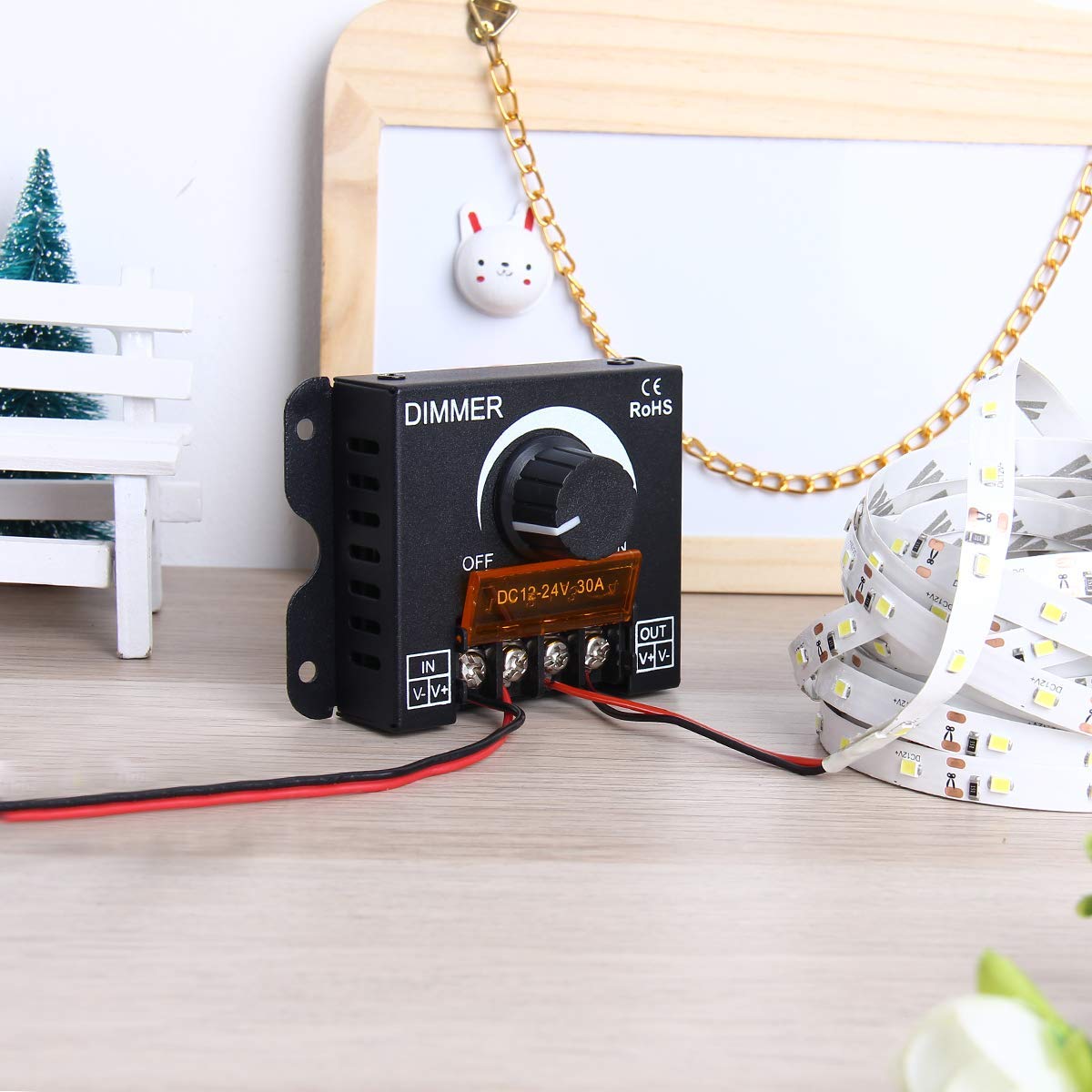SUPERNIGHT dimmer on-off switch panel enables quick power control.