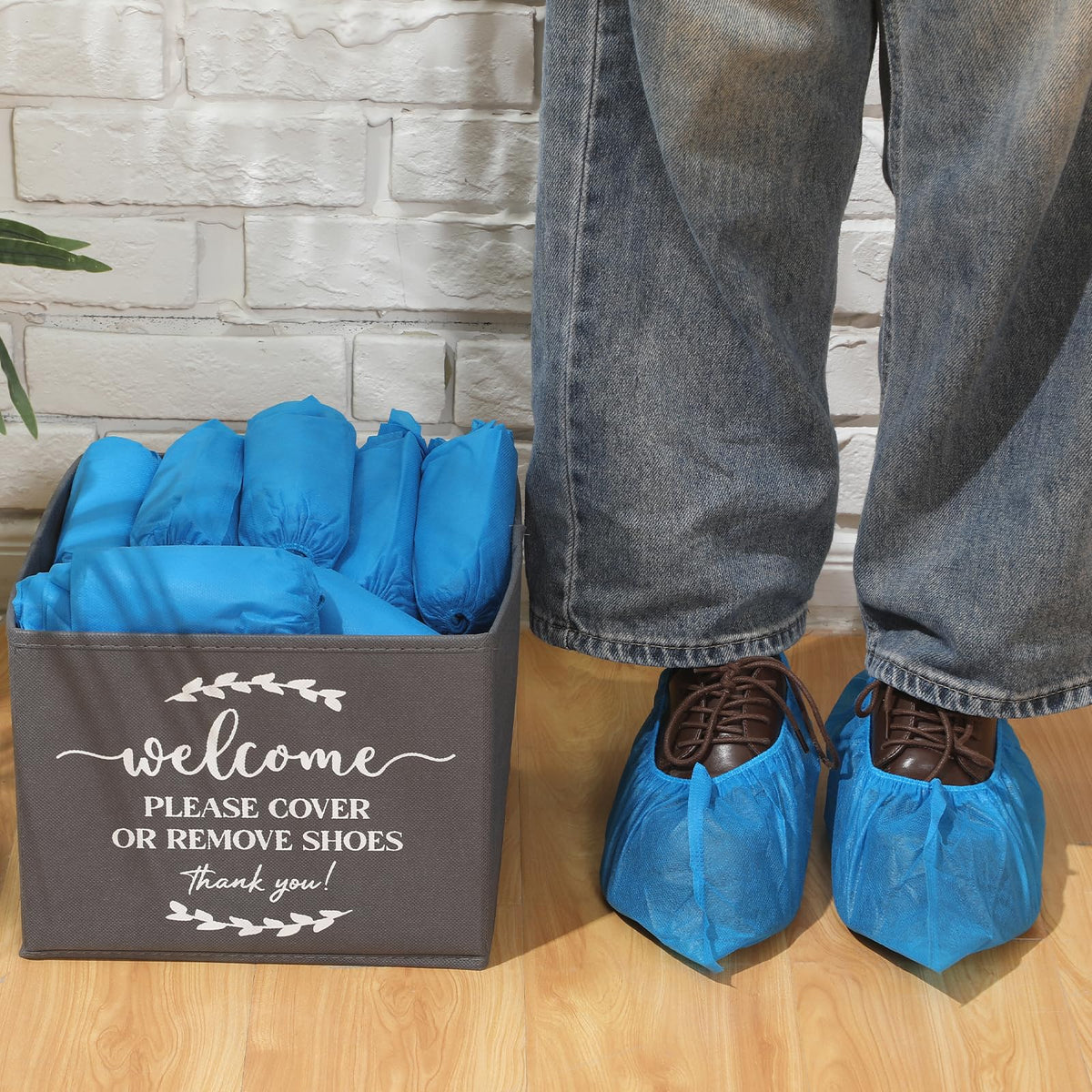 Suzile 200-pack set includes 200 disposable shoe covers.