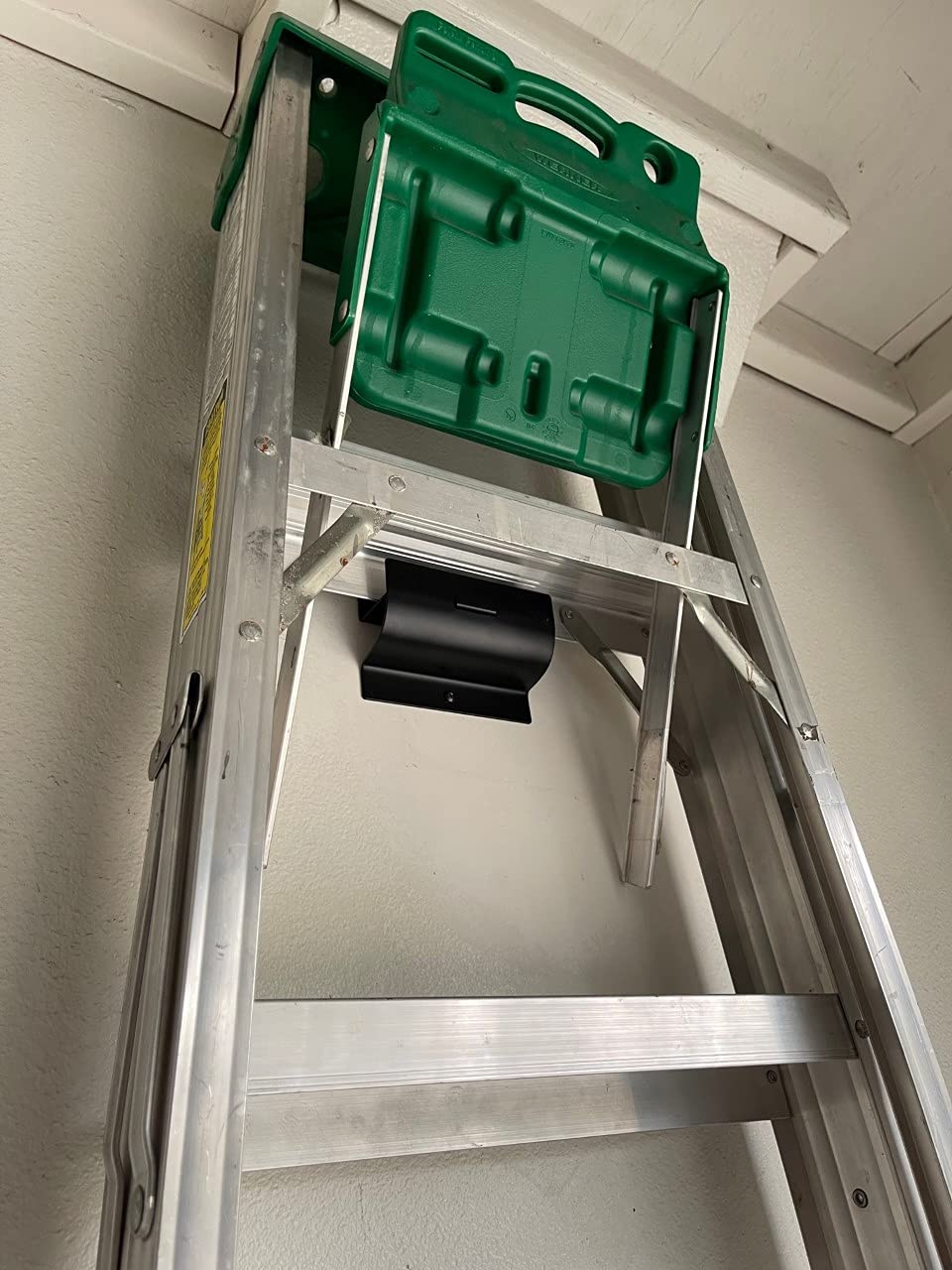 GMH-01-2P stud-mounted installation shows secure support for heavy items