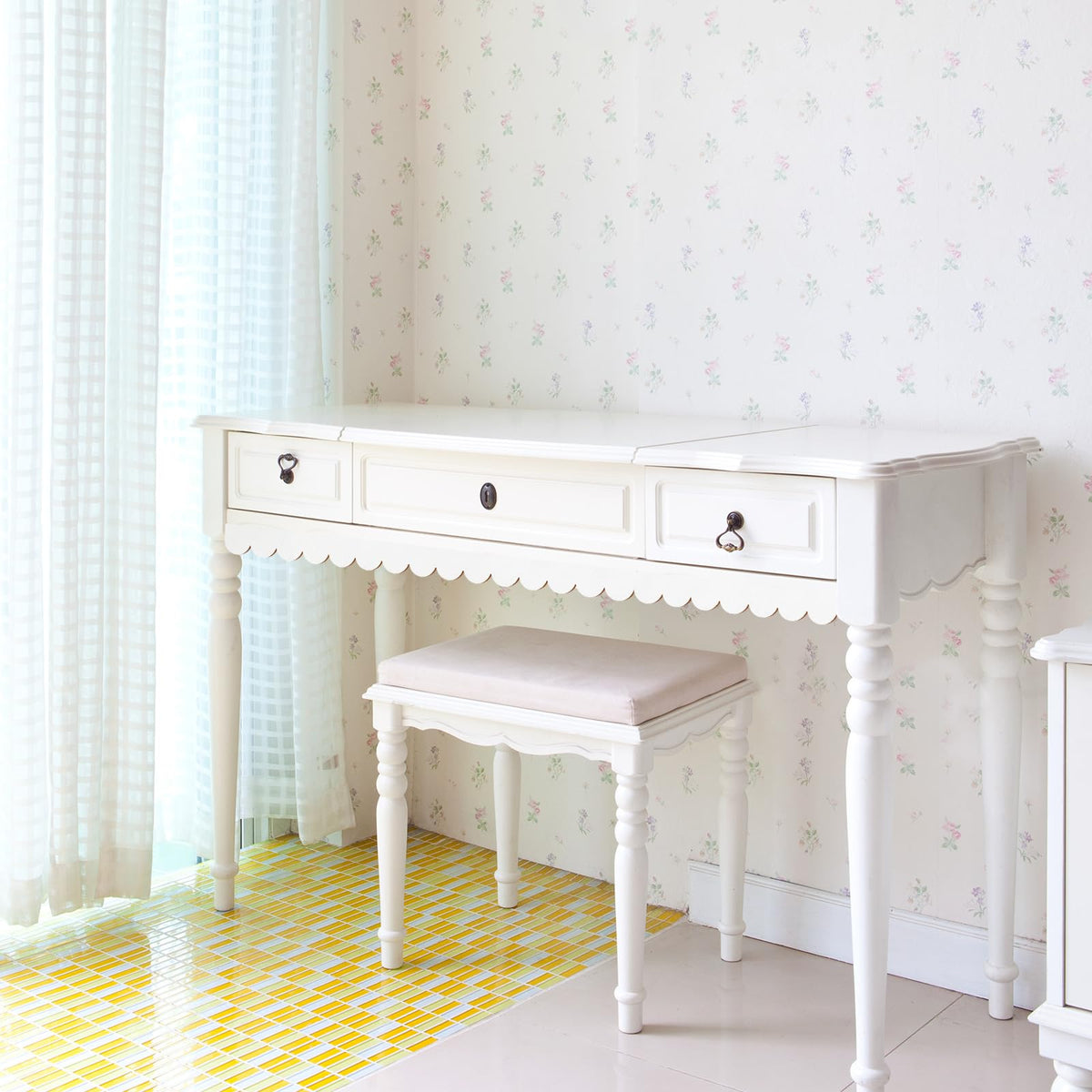 Threehoney scalloped moulding designed for doors with classic appeal.