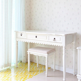 Threehoney scalloped moulding designed for doors with classic appeal.