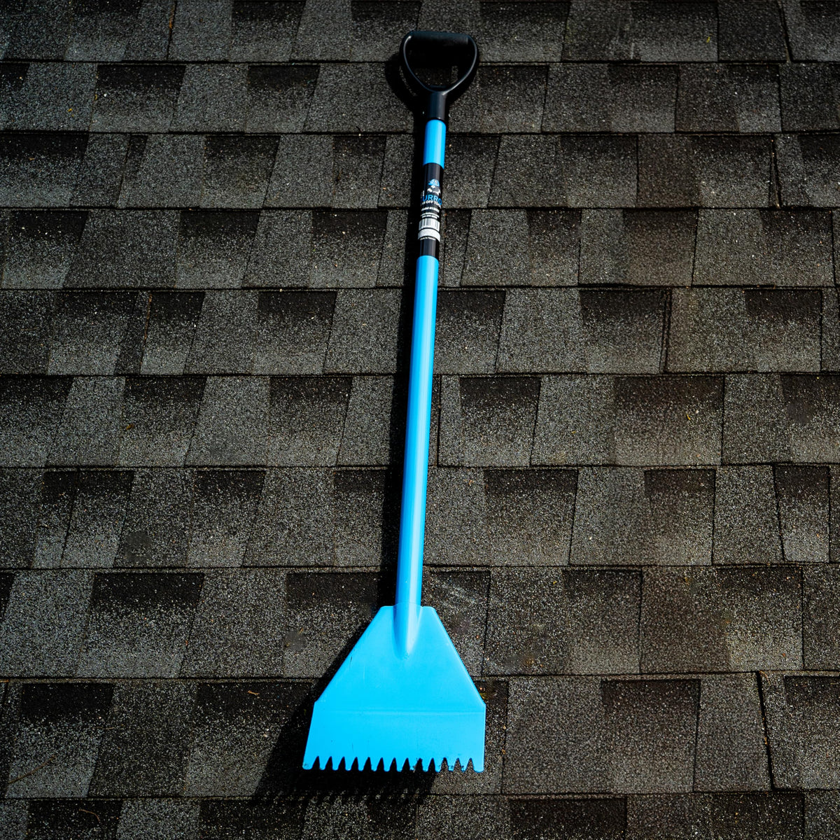 Tie Down El Burro Shingle Shovel 47.5-inch handle boosts leverage for easier tearing.