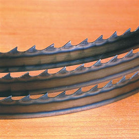 Timber Wolf blade in cutting action demonstrates smooth feed and cool operation for thick stock.