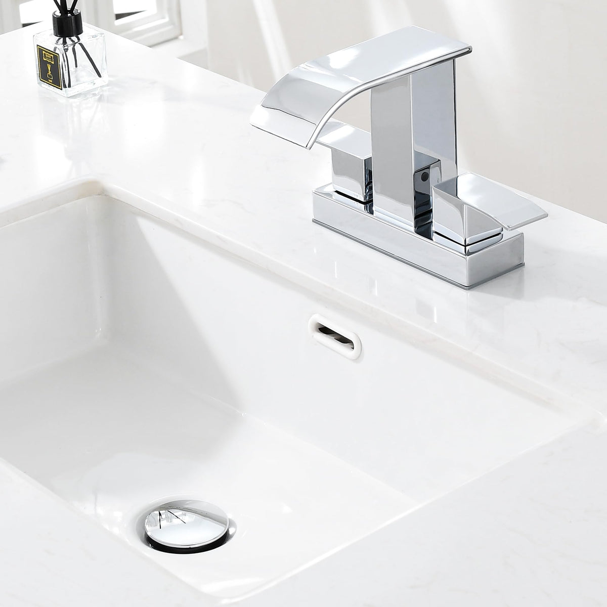 TIORIY push-to-close stopper in action for easy drainage.