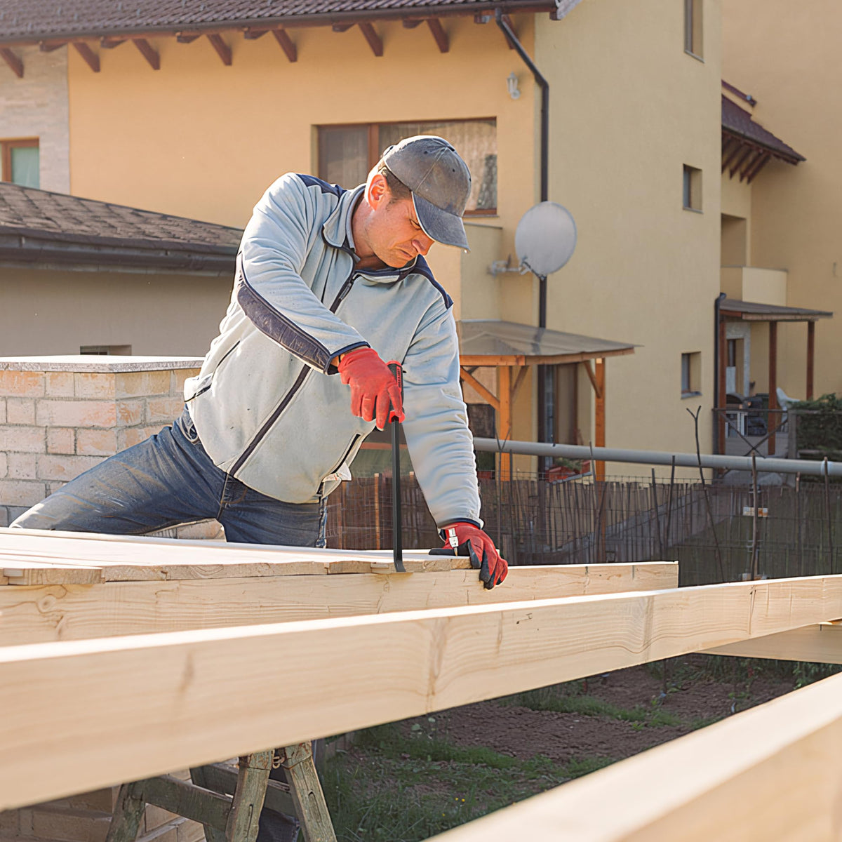 TOOLEAGUE Utility pry bars show angled-tip design for better leverage
