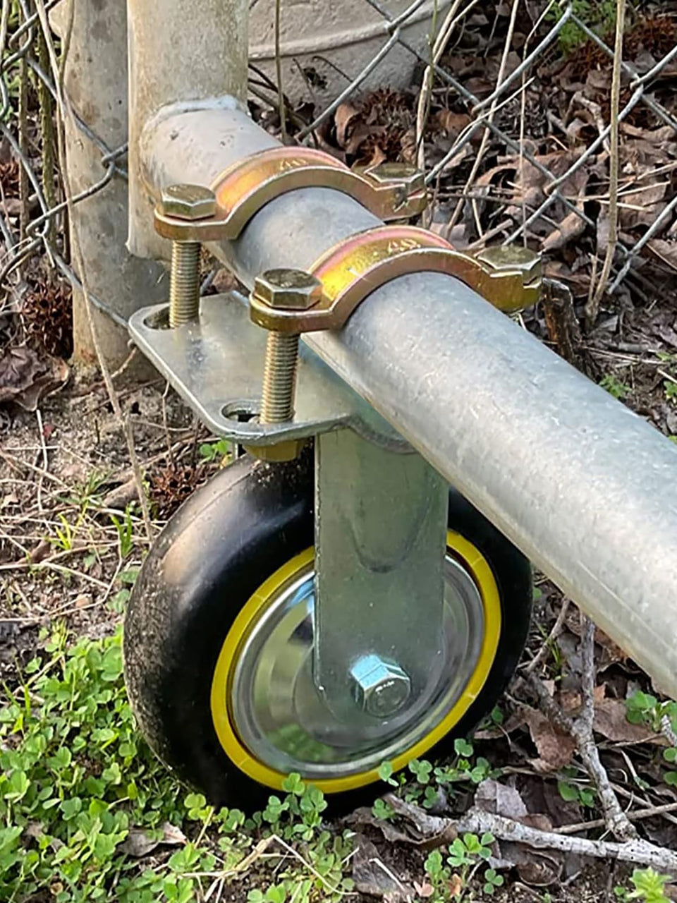 TOOPTATE gate wheels on metal-tube base with arc-clamp for stable mounting.