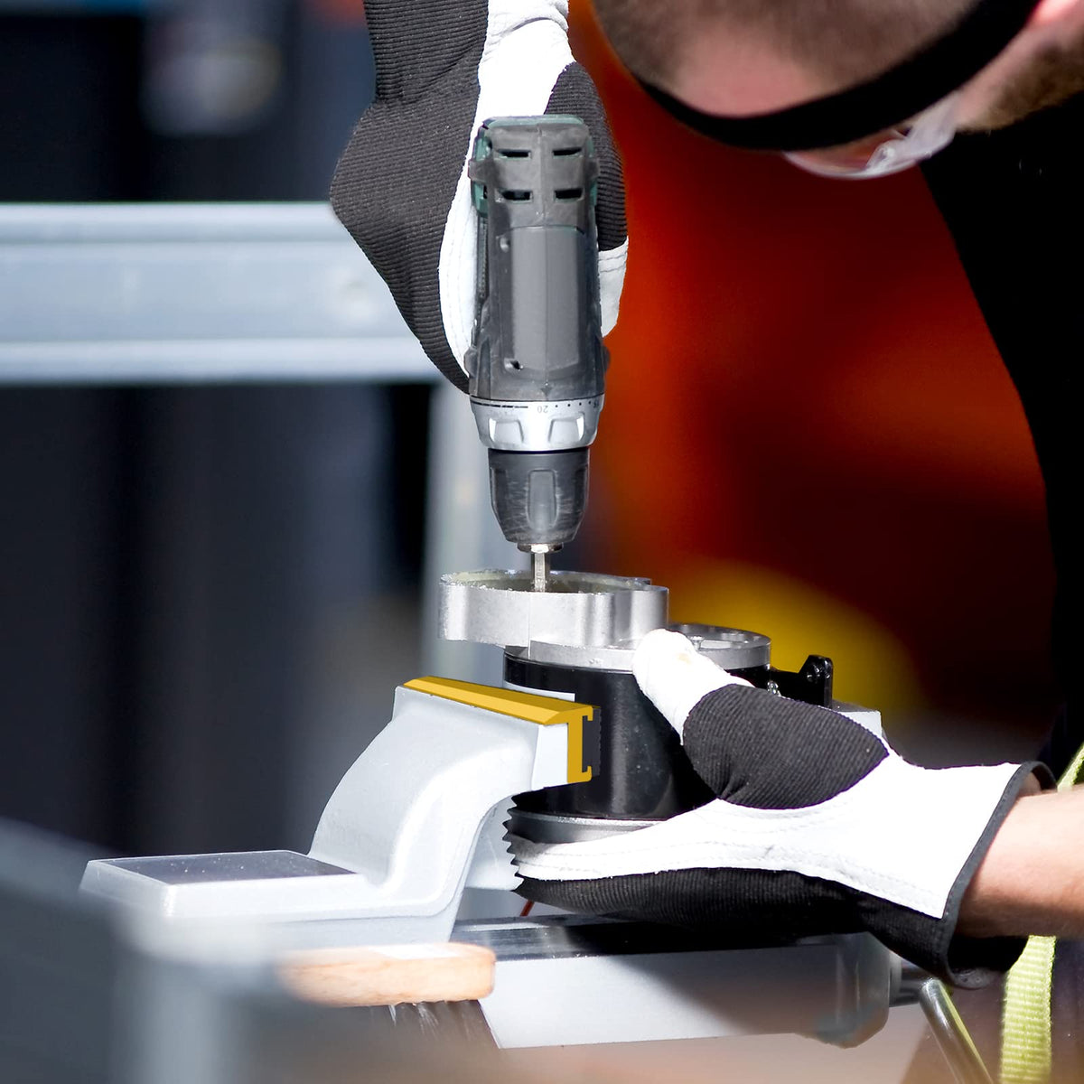 Eight embedded magnets keep the jaws securely aligned during use.