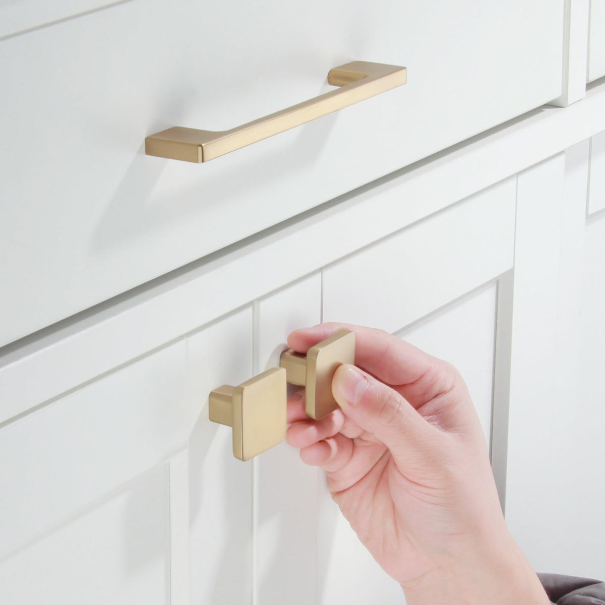 TUNNY kitchen cabinet handle installed adds modern flair and easy drawer access.
