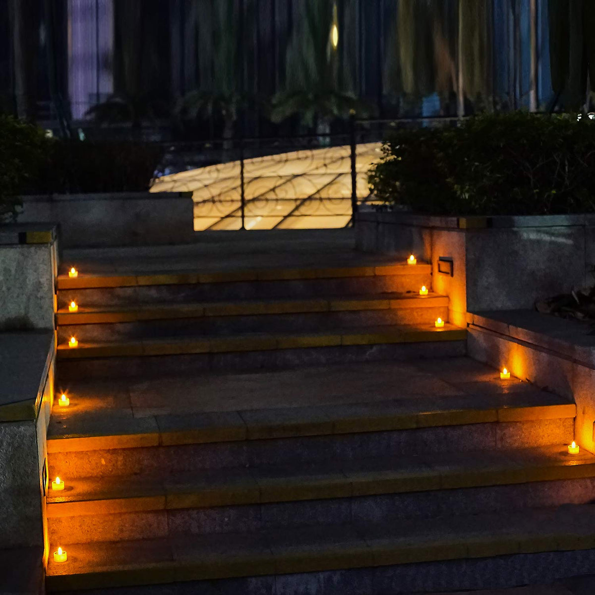 TWINKVILLA Warm amber ambiance lights up evenings outdoors.