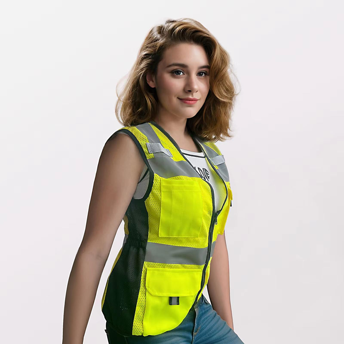 Uno Mejor elastic hem snug fit, showing secure silhouette for active female workers.