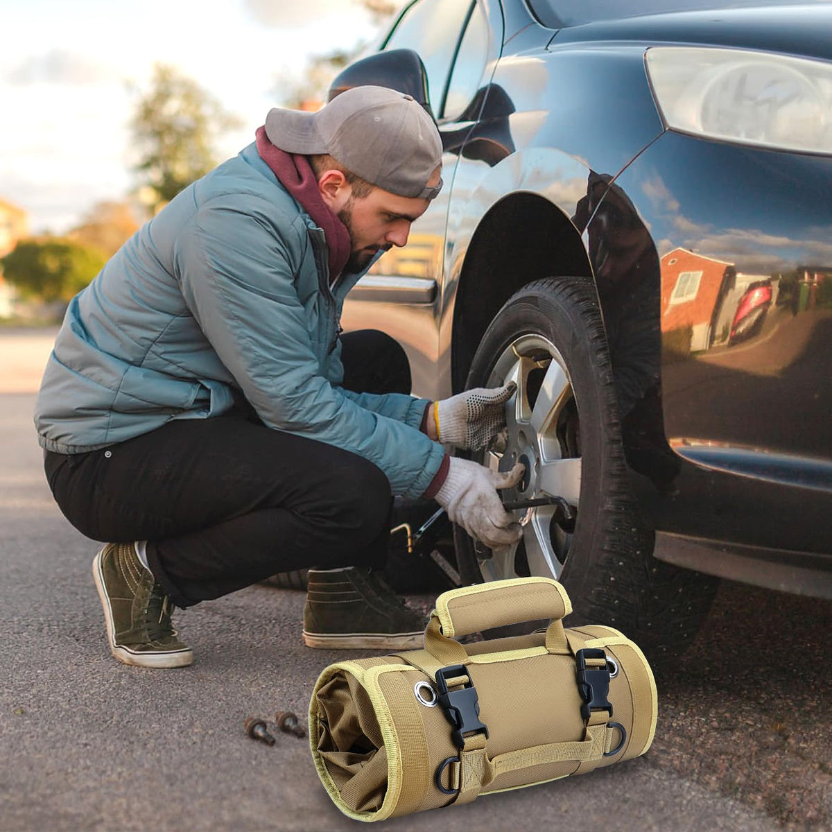 Water-resistant fabric protects tools in the Uopyeri roll bag.