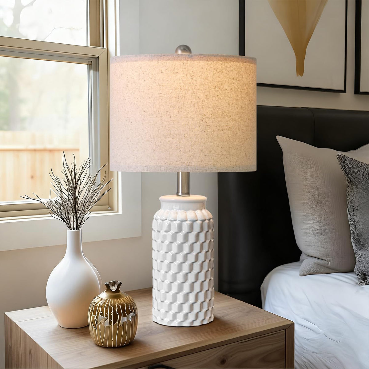 USumkky office desk lamp in white complements a clean workspace