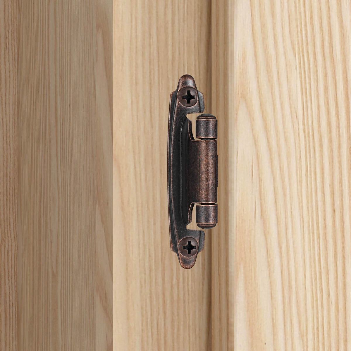 Vallecloud semi-concealed hinge blends with kitchen design while remaining discreet.