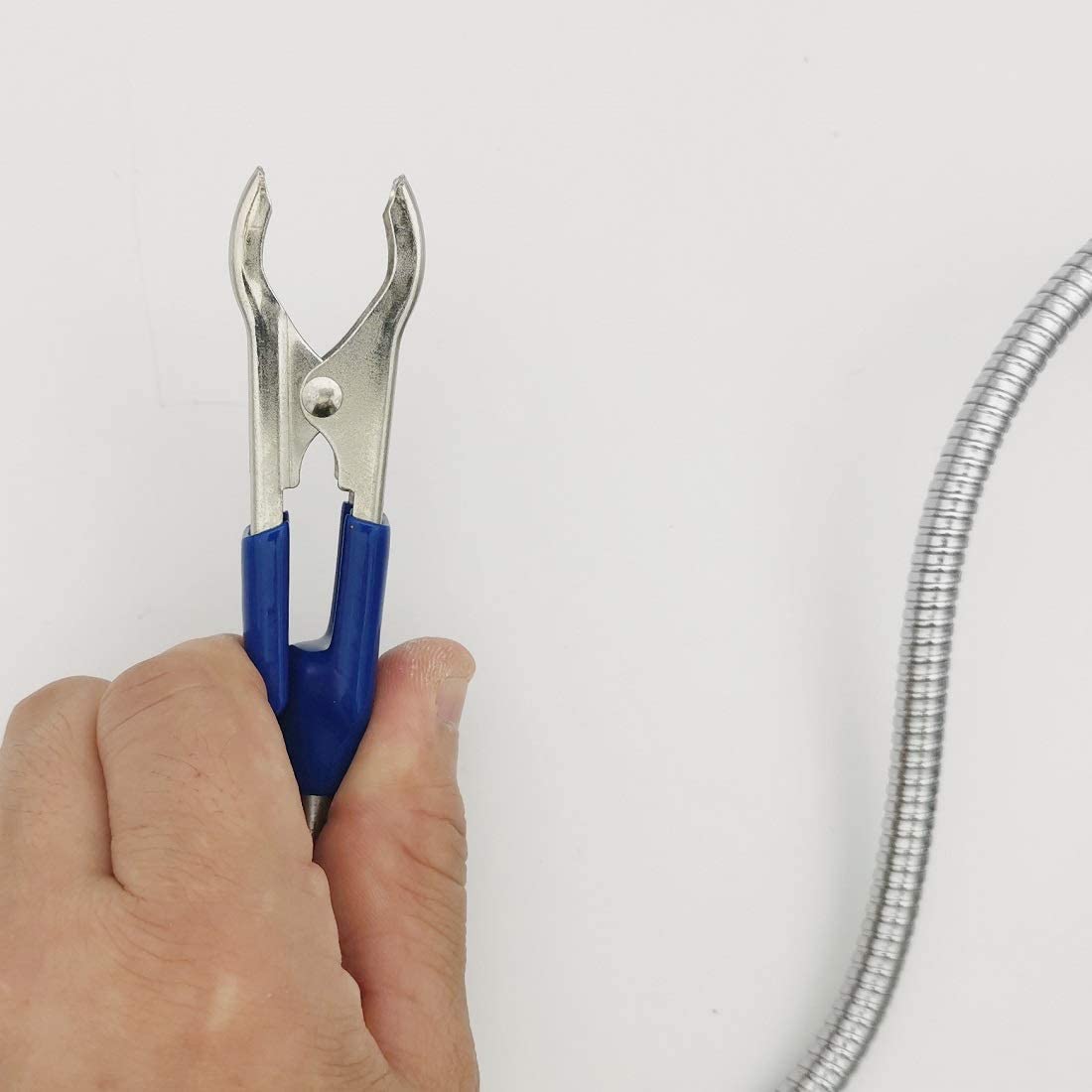 VASTOOLS flexible arm allows access in tight work areas.
