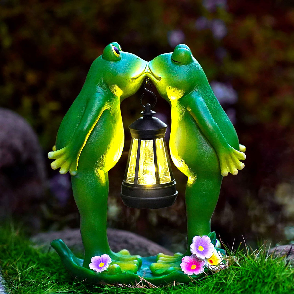 Vereemy durable outdoor frog decor stands up to weather