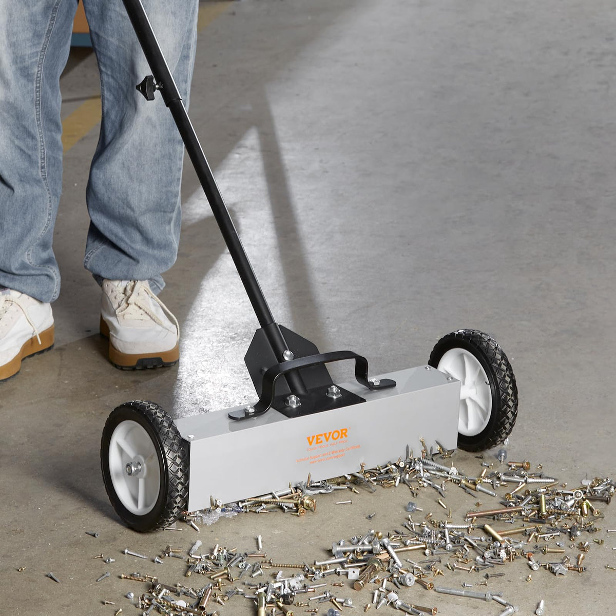 VEVOR worksite design reduces trip hazards by collecting nails and screws.