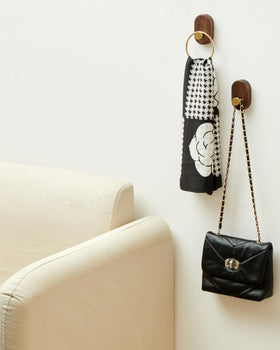 Vinoil wall-mount includes screws for quick installation.