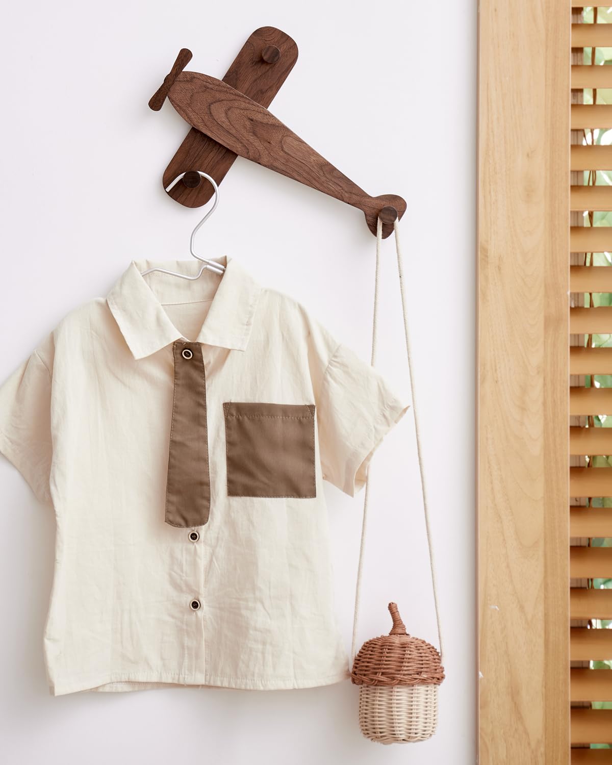 Vinoil multi-hook wall hanger saves space while keeping bags reachable