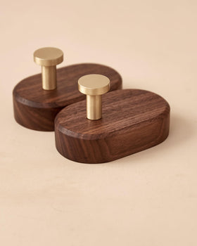 Vinoil two-pack set for flexible hanging in different rooms.