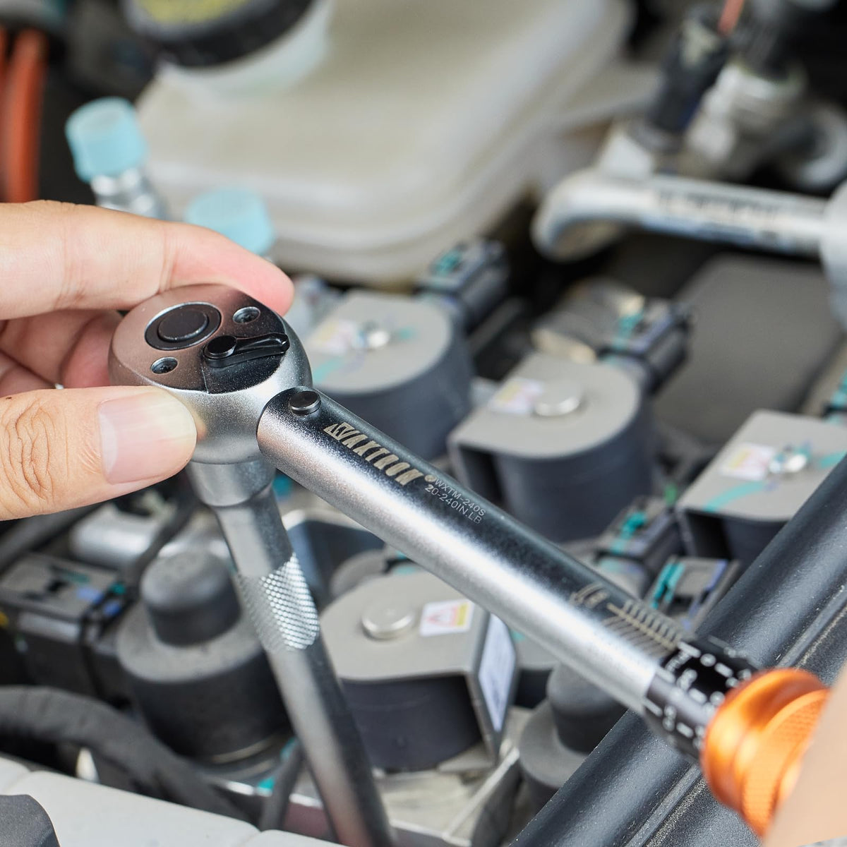 Waxtron torque wrench high-contrast scales enable quick torque readings