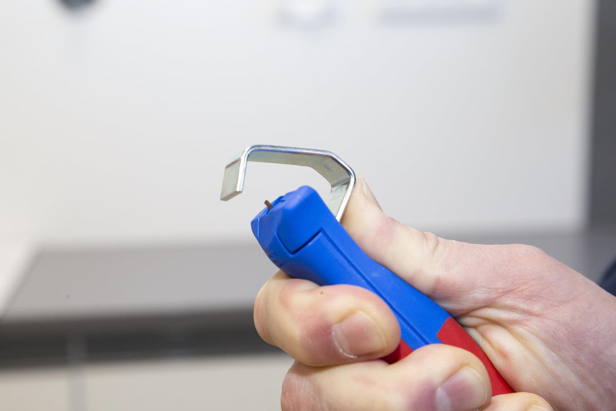 WEICON No. 4-16 self-rotating blade enables smooth transitions between cuts