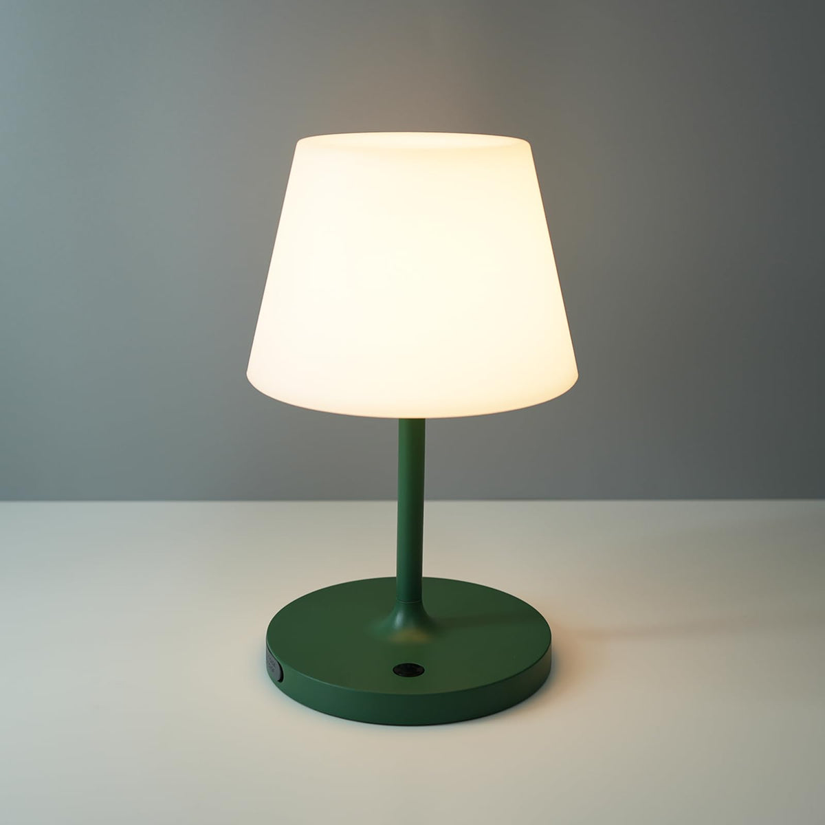 WEILAILUX outdoor table lamp in green front view with warm ambient light for patios